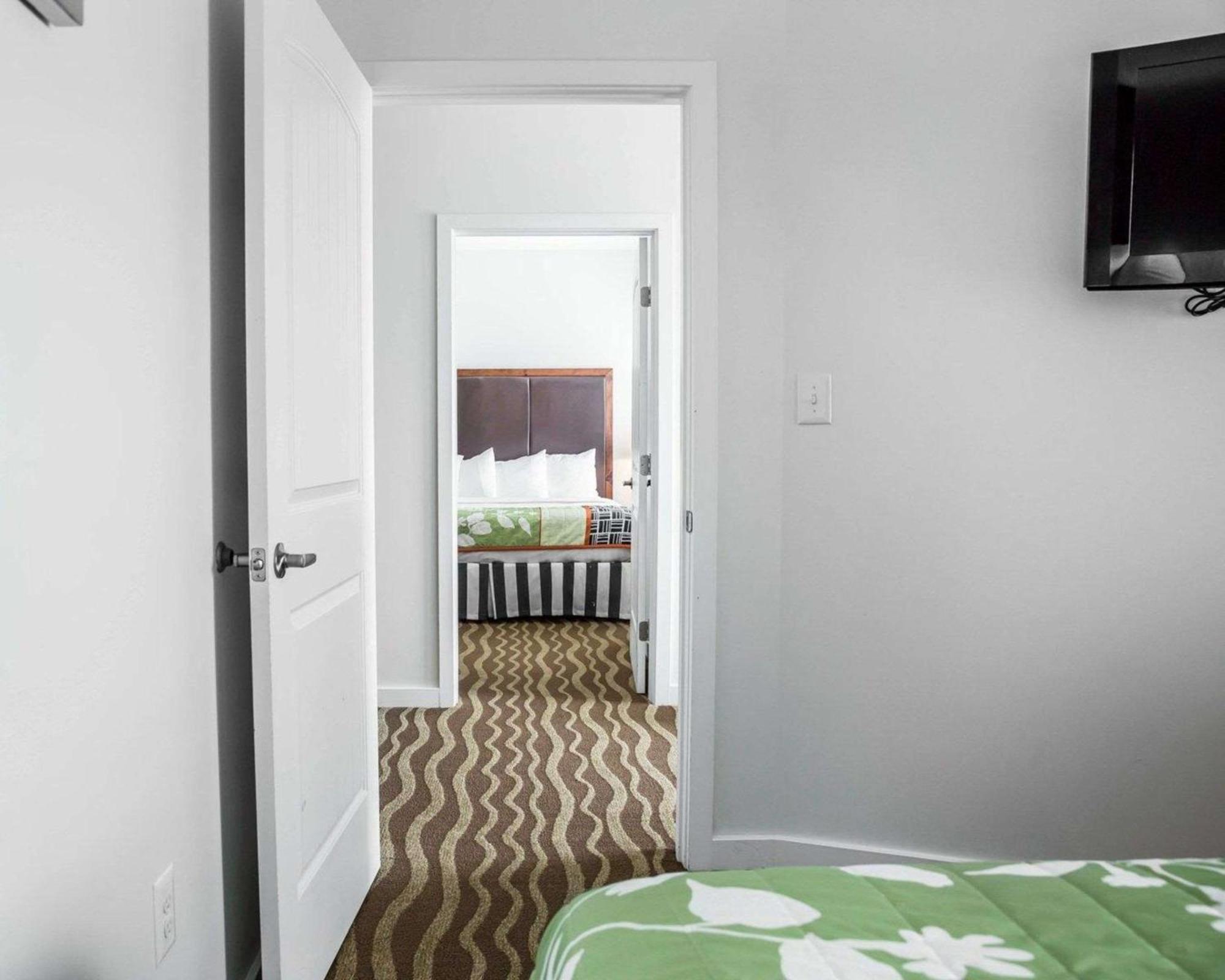 Island Inn & Suites, Ascend Hotel Collection Piney Point Екстер'єр фото