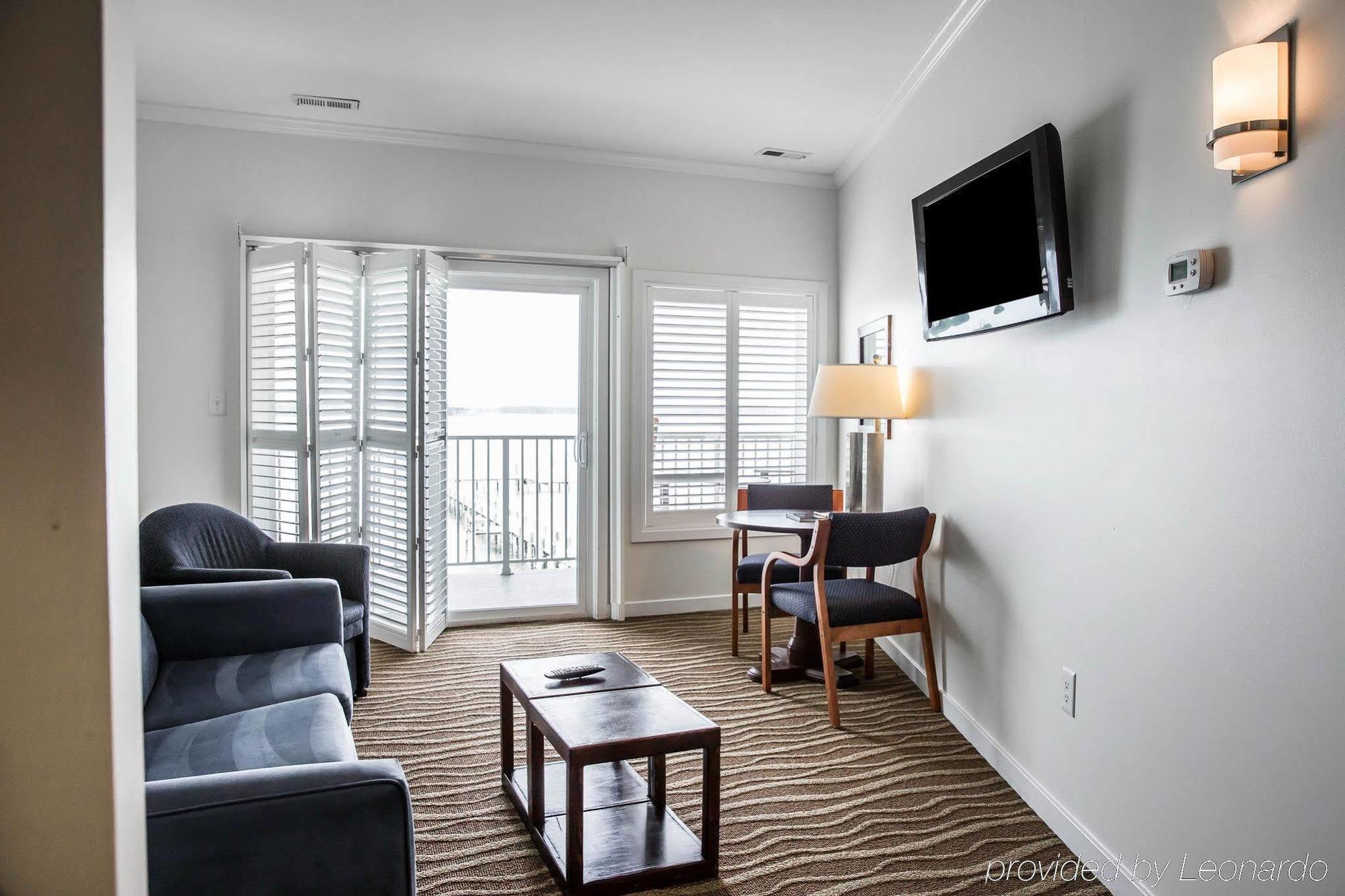 Island Inn & Suites, Ascend Hotel Collection Piney Point Екстер'єр фото